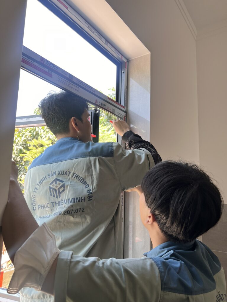 Kinh nghiệm chọn cửa phù hợp cho từng nhu cầu 2 Lắp ráp công trình nhôm XINGFA