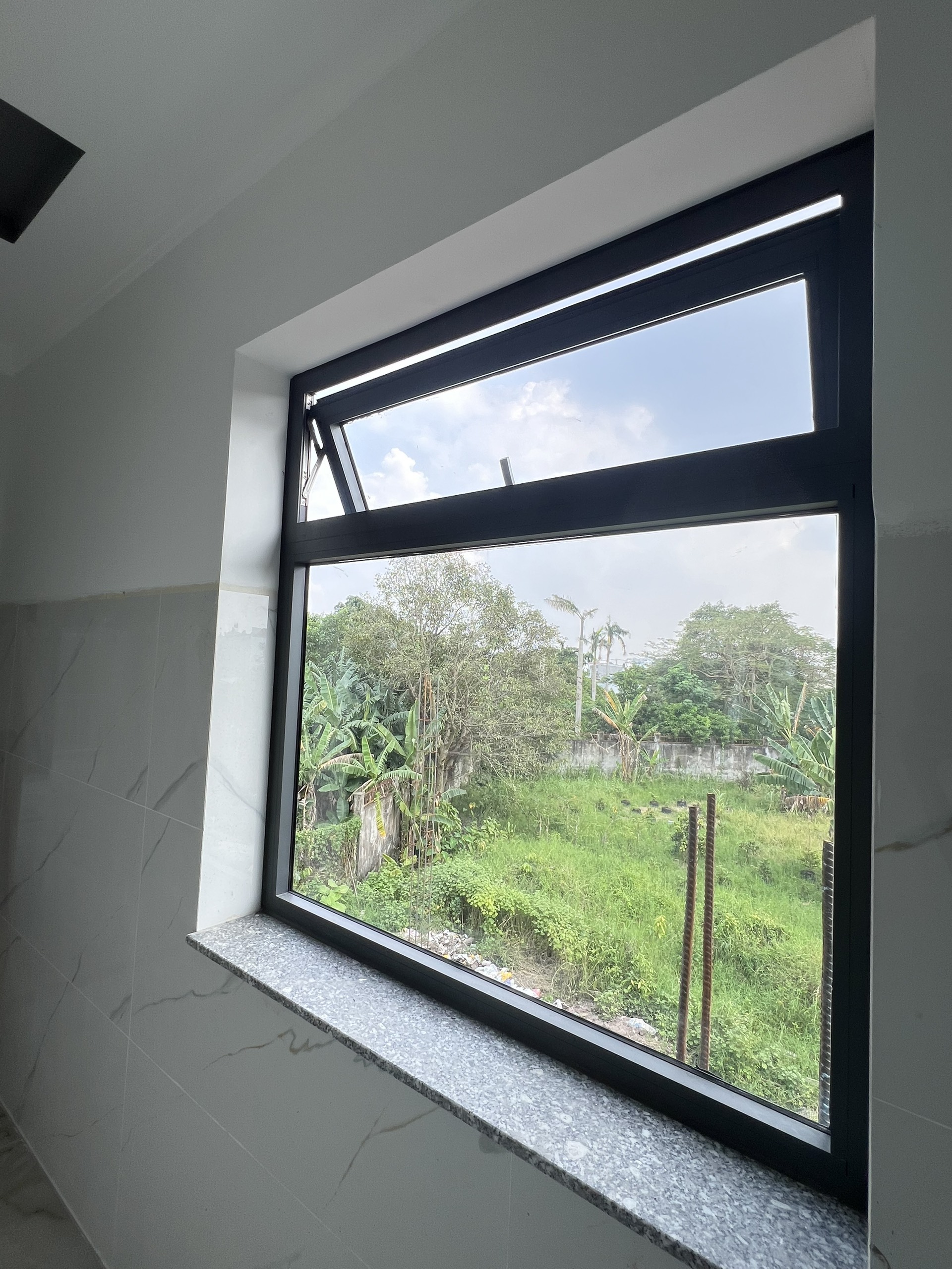 CỬA SỔ MỞ HẤT (BẬT) 16 Cửa sổ mở hất kết hợp vách kính dưới