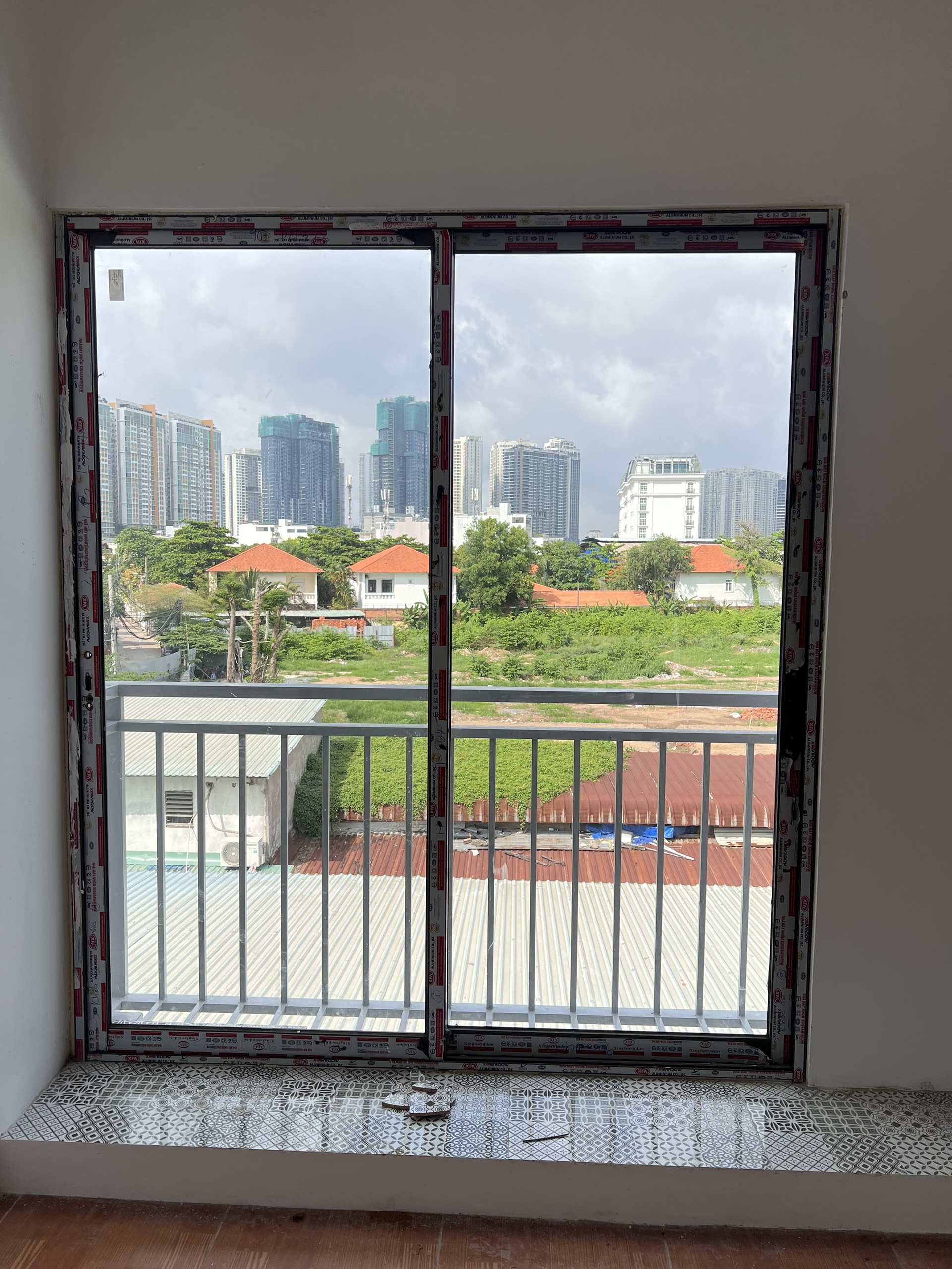 CỬA ĐI MỞ LÙA (TRƯỢT) 8 z5240910615945 6d3d488a77892bfeb512cfcb34961219