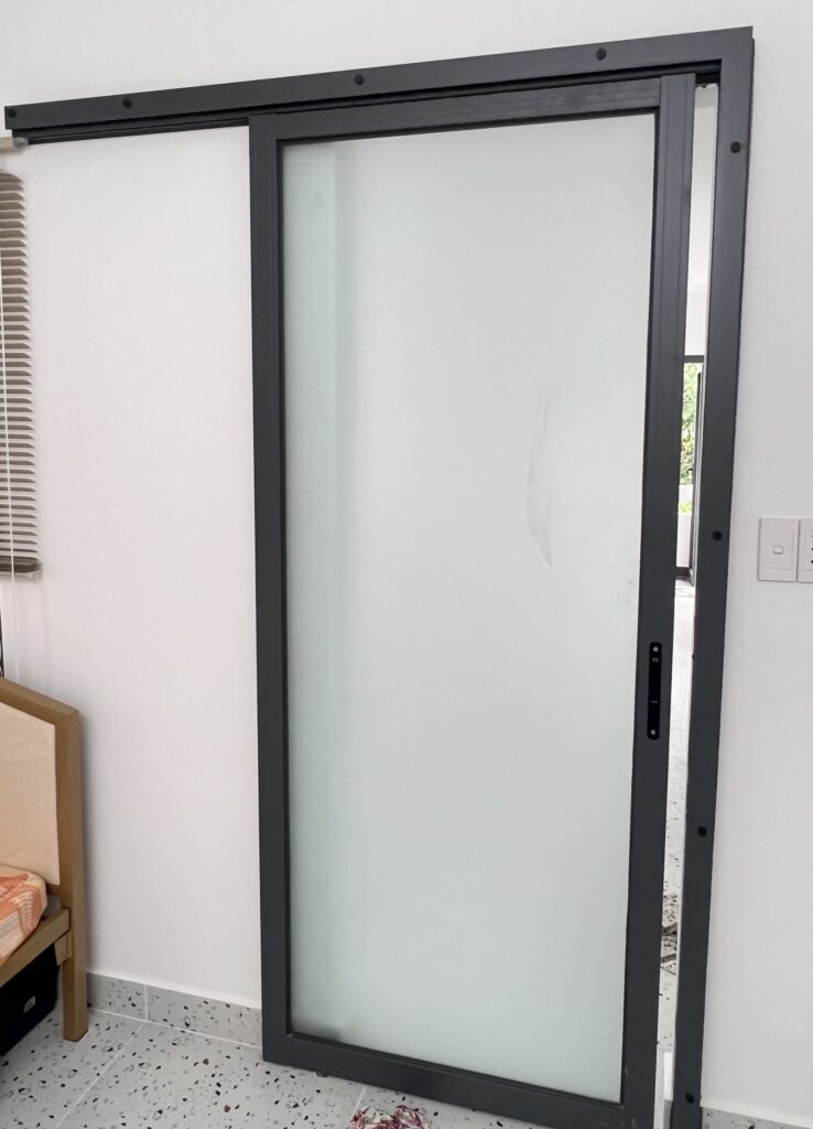 CỬA ĐI MỞ LÙA (TRƯỢT) 25 Cửa đi lùa 1 cánh ray treo XINGFA