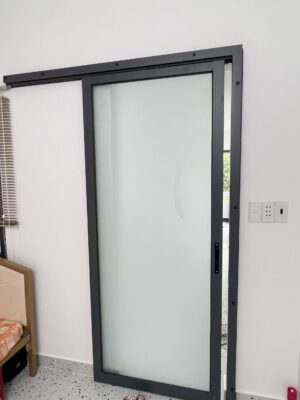 CỬA ĐI MỞ LÙA (TRƯỢT) 22 z5240919394304 97a958da5c801763783476803f7dfec8