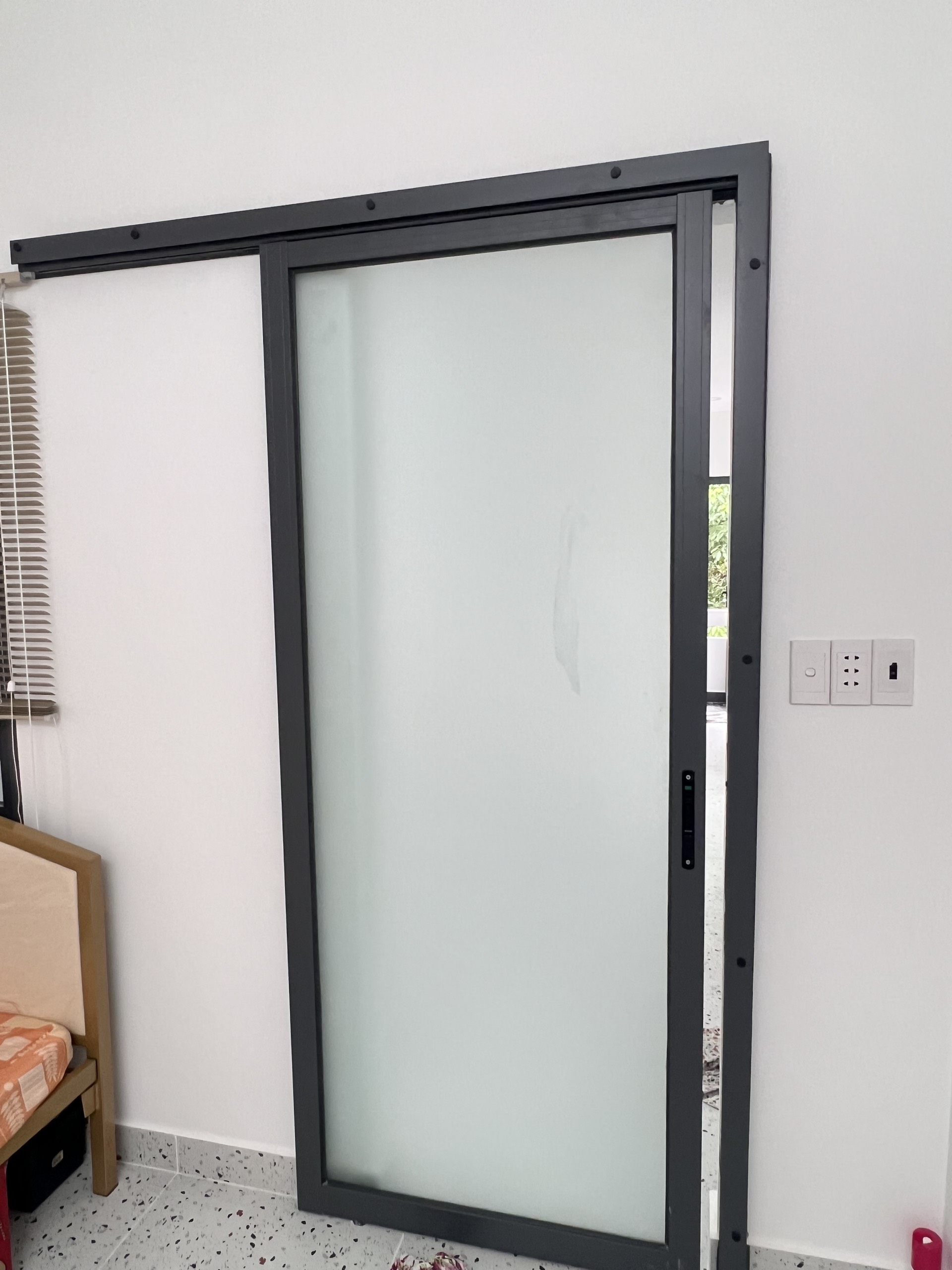 CỬA ĐI MỞ LÙA (TRƯỢT) 11 z5240919394304 97a958da5c801763783476803f7dfec8