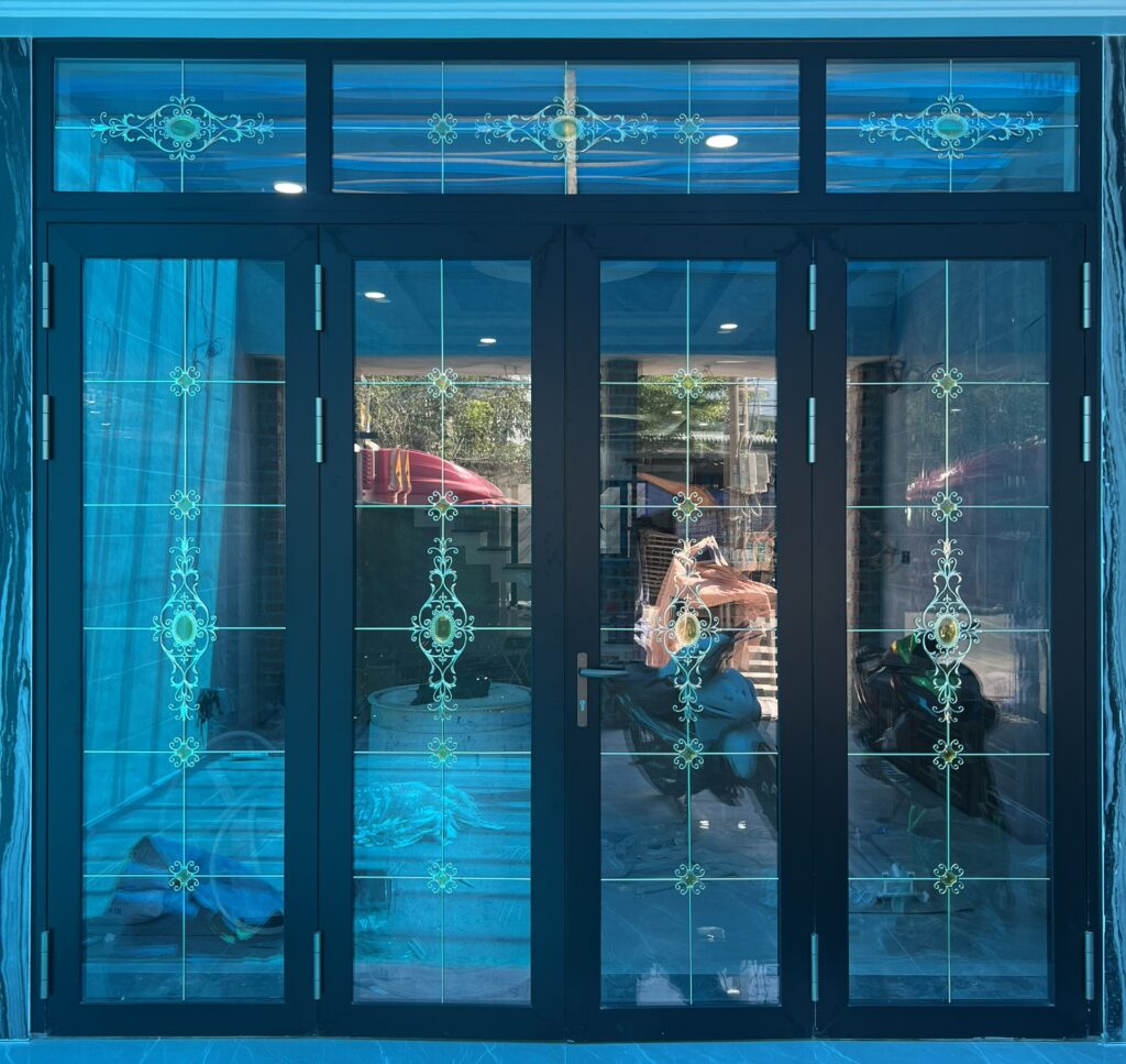 Cửa 4 cánh mở quay kết hợp kính nan đồng