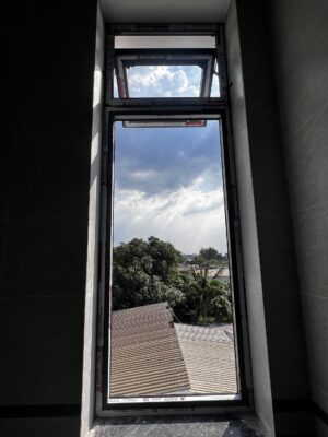 CỬA SỔ MỞ HẤT (BẬT) 13 z5240950704943 d5da574b89053b05f3ce89fa916cd741