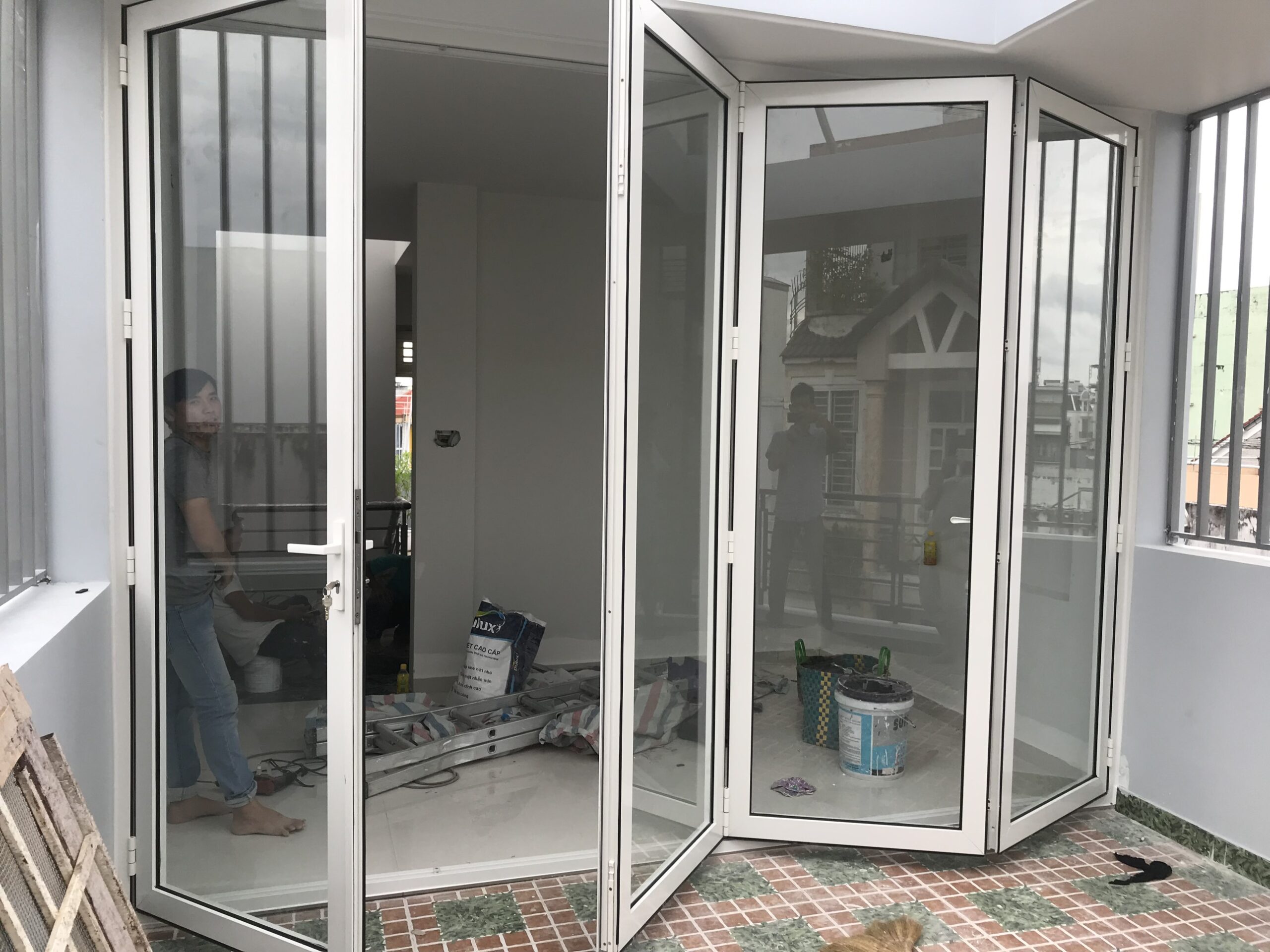 Cửa mở xếp trượt nhôm XINGFA