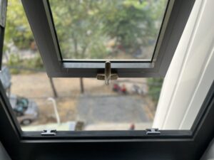 CỬA SỔ MỞ HẤT (BẬT) 15 z5241067810606 e6bece72f08b4f012808a2e1bc94397d