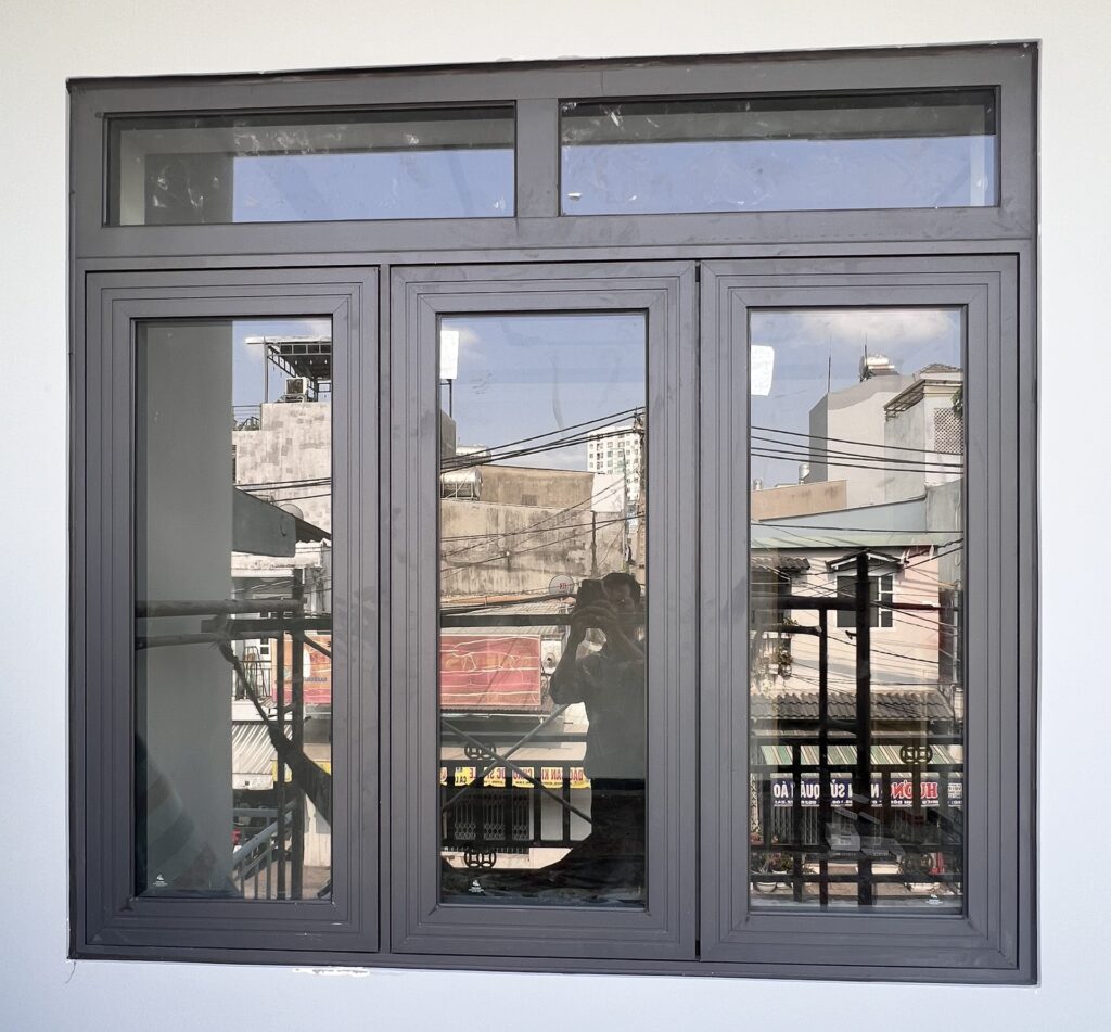 Cửa sổ mở quay 3 cánh
