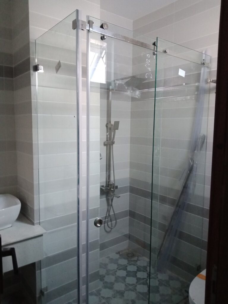 Cửa kính phòng tắm lùa