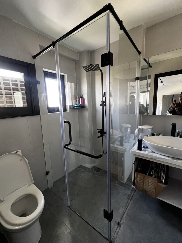 Cửa kính phòng tắm